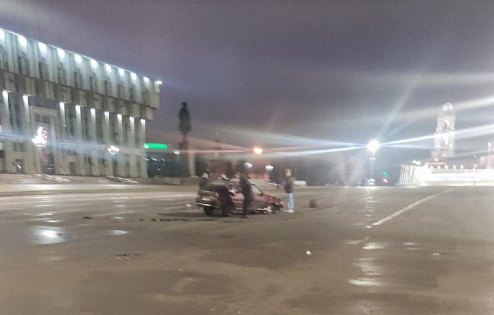 Туляк на «ВАЗ-2114» снес бетонную полусферу и вылетел на площадь Ленина