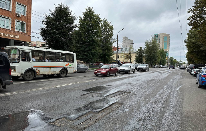 В Туле проводят ямочный ремонт улицы Болдина