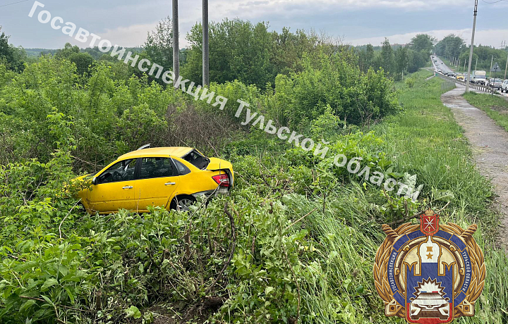 Водитель Lada Granta врезался в опору ЛЭП на трассе под Новомосковском