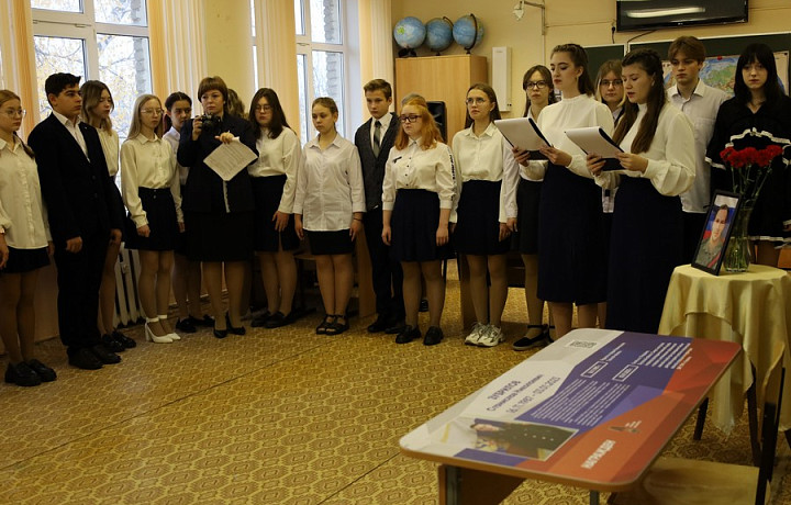 В двух школах Новомосковска открыли парты Героев