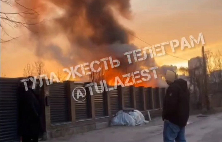 Спасатели тушат горящее строение в Броневом переулке Тулы