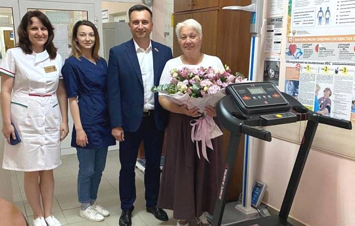 Тульским медикам передали медицинское оборудование, оргтехнику и спортинвентарь