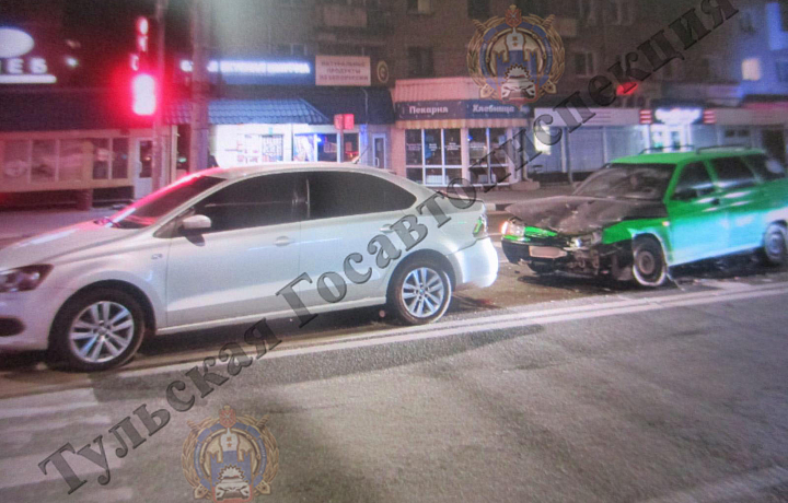 Тулячка на «Ладе» врезалась в стоящий автомобиль на Красноармейском проспекте