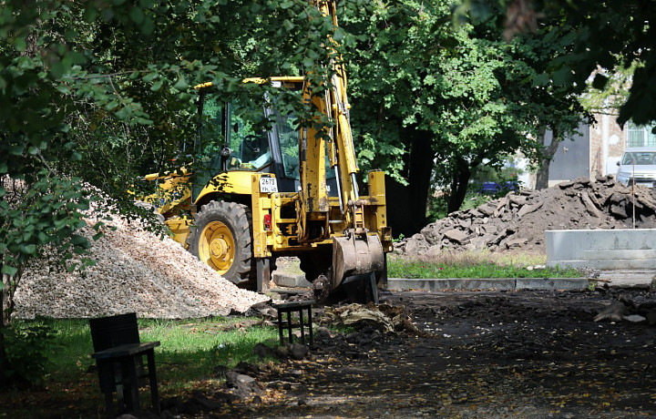 В Новомосковске продолжается ремонт Пушкинского сквера