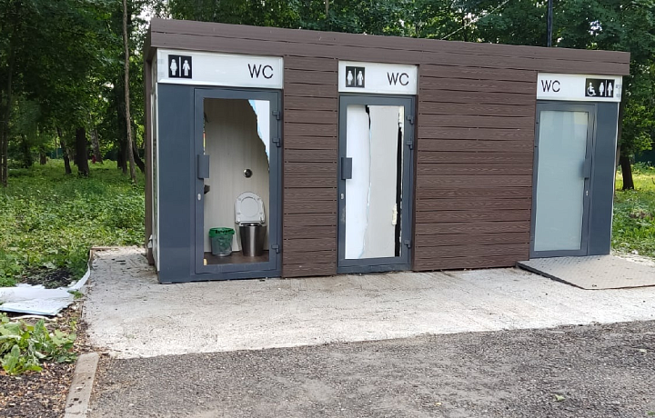 В Ясногорске вандалы разгромили общественный туалет в парке