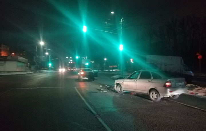 На улице Рязанской в Туле столкнулись Chevrolet и Lada Priora