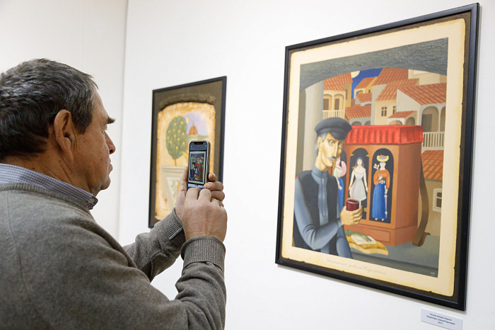 Таинственные маски и средневековые мотивы: в Туле открылась выставка художника Александра Майорова