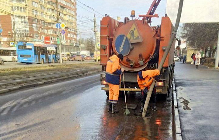 В Туле провели работы по прочистке и промывке ливневой канализации