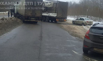 Две фуры устроили ДТП на трассе в Киреевском районе