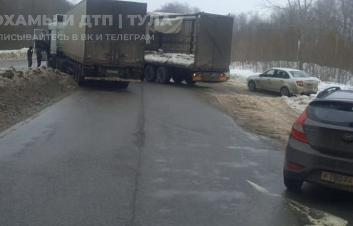 Две фуры устроили ДТП на трассе в Киреевском районе