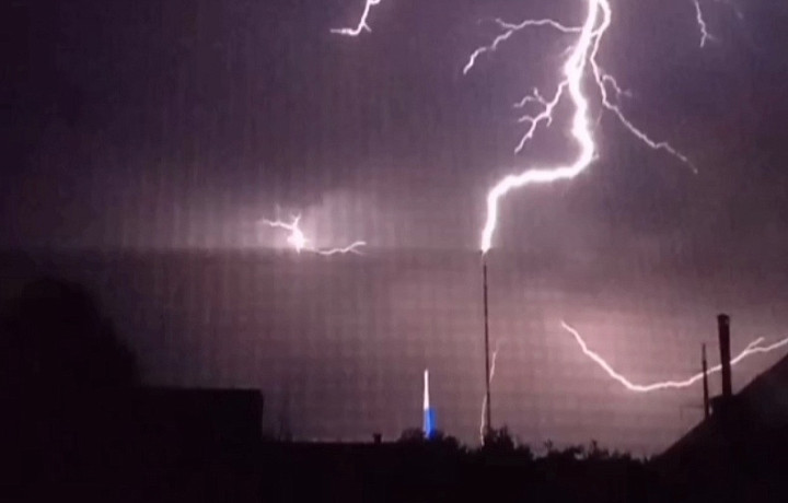 Во время грозы молния попала в тульскую телевышку