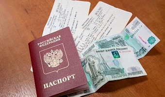 «Важно сохранять выписки, трудовые договоры, приказы на бумажном носителе»: действительно ли физическая трудовая книжка надежнее и как вносить свои данные, чтобы страховой стаж точно зачли?