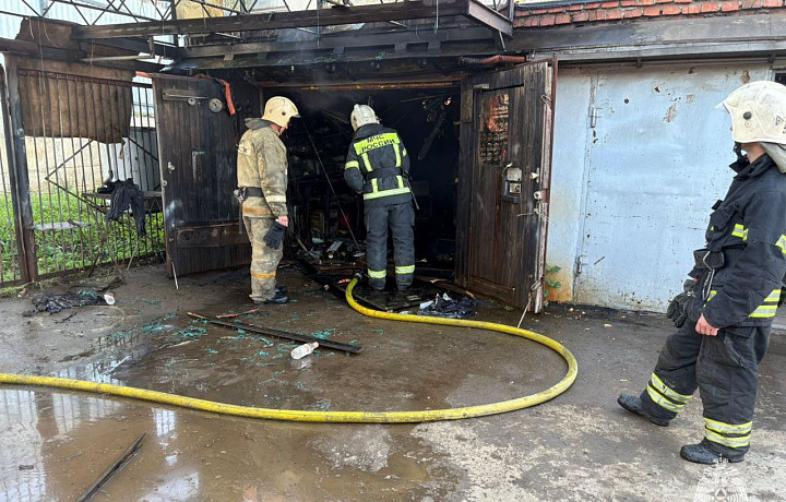 На улице Макаренко в Туле потушили пожар в гараже: пострадал один человек