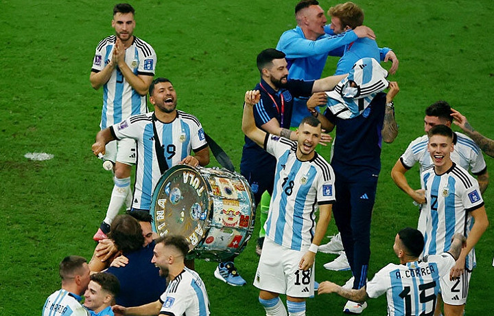 Футболист сборной Аргентины праздновал победу на Чемпионате мира с барабаном Tula