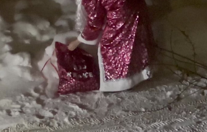 Туляки жалуются на подозрительного Деда Мороза, который прячет в снегу «подарки»