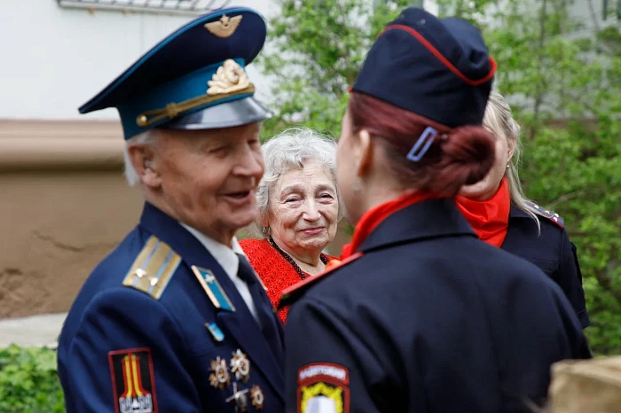 Тульские кадеты и студенты поздравили ветерана Великой Отечественной войны с наступающим Днем Победы