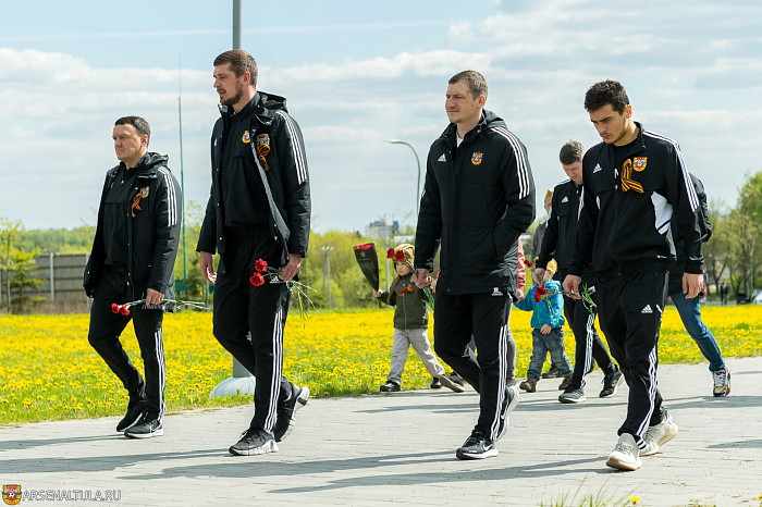 Футболисты «Арсенала» и волейболистки «Тулицы-2» возложили цветы к мемориалу «Защитникам неба Отечества»