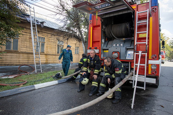 В Туле на улице Свободы загорелся дом