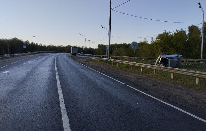 Водитель «ВАЗа» перевернулся на трассе М-2 под Тулой и попал в больницу