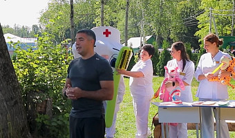 Для детей в лагере им. Саши Чекалина провели зарядку и урок стоматологической гигиены