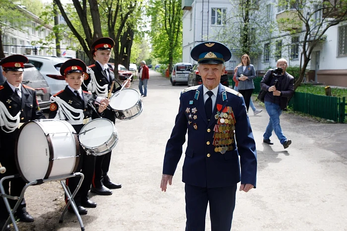 Тульские кадеты и студенты поздравили ветерана Великой Отечественной войны с наступающим Днем Победы
