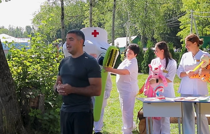 Для детей в лагере им. Саши Чекалина провели зарядку и урок стоматологической гигиены
