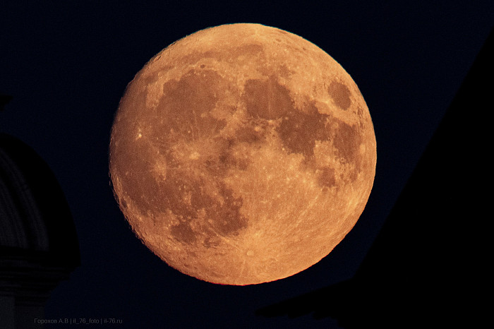 Фотограф запечатлел на камеру суперлуние над тульским Кремлем
