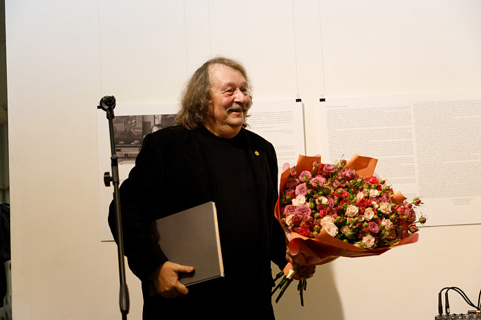 Таинственные маски и средневековые мотивы: в Туле открылась выставка художника Александра Майорова