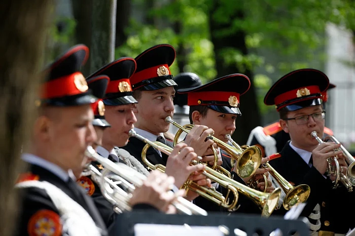 Тульские кадеты и студенты поздравили ветерана Великой Отечественной войны с наступающим Днем Победы