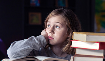 Не хочу учиться, не хочу жениться, вообще ничего не хочу! Что делать, если ребёнок всё время лежит на диване и ничего не хочет – советы психолога