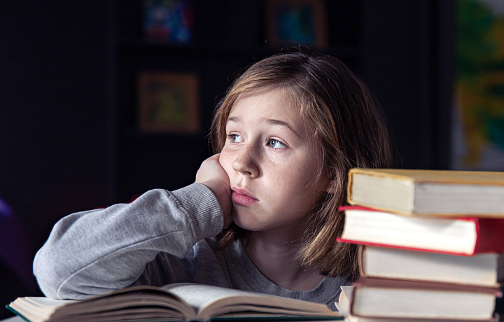 Не хочу учиться, не хочу жениться, вообще ничего не хочу! Что делать, если ребёнок всё время лежит на диване и ничего не хочет – советы психолога