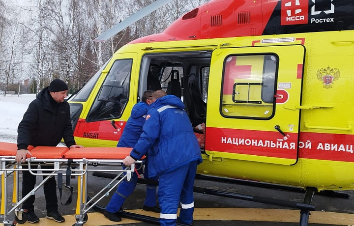 В Тульской области пострадавшую в ДТП женщину доставили в больницу вертолетом санавиации