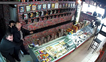 «Давай поставь «Я русский», а то голову отрежу»: В Москве задержан мужчина за угрозу ножом работнику бара