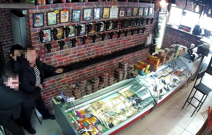 «Давай поставь «Я русский», а то голову отрежу»: В Москве задержан мужчина за угрозу ножом работнику бара