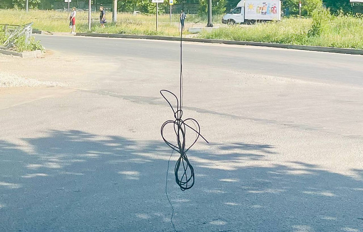 На улице Рязанской в Туле висящие провода перекрыли дорогу