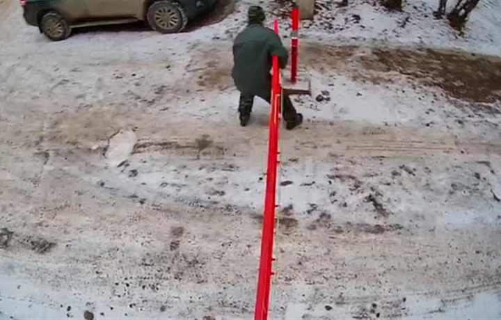 Мужчина в Туле не смог проехать к школе и сломал шлагбаум