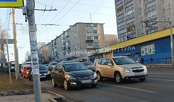 На улице Октябрьской в Туле собралась пробка из-за ДТП утром 24 марта