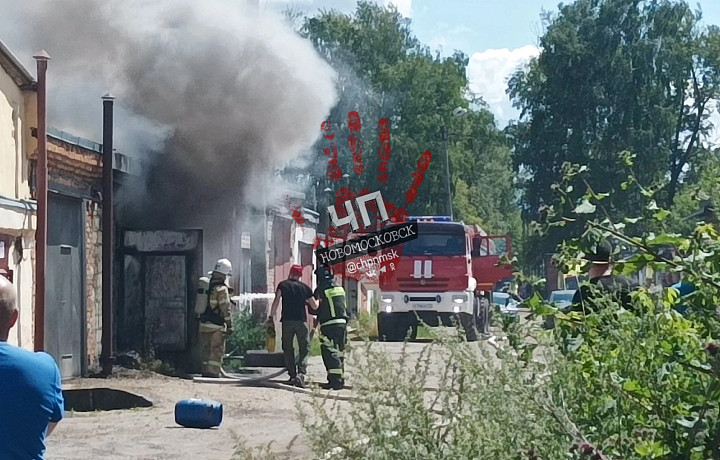 В Новомосковске Тульской области в заброшенном доме произошел пожар