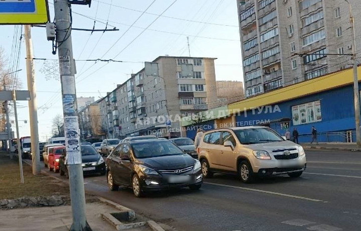 На улице Октябрьской в Туле собралась пробка из-за ДТП утром 24 марта