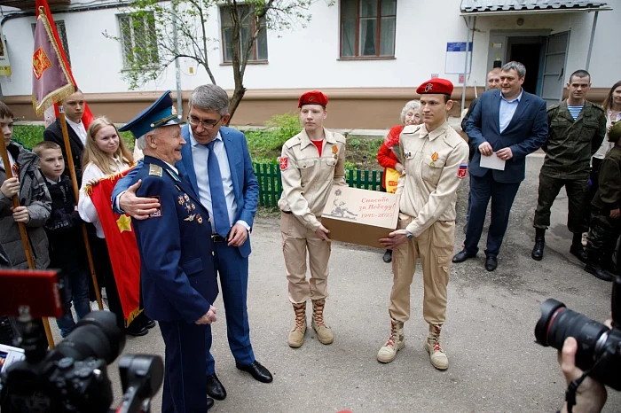 Тульские кадеты и студенты поздравили ветерана Великой Отечественной войны с наступающим Днем Победы