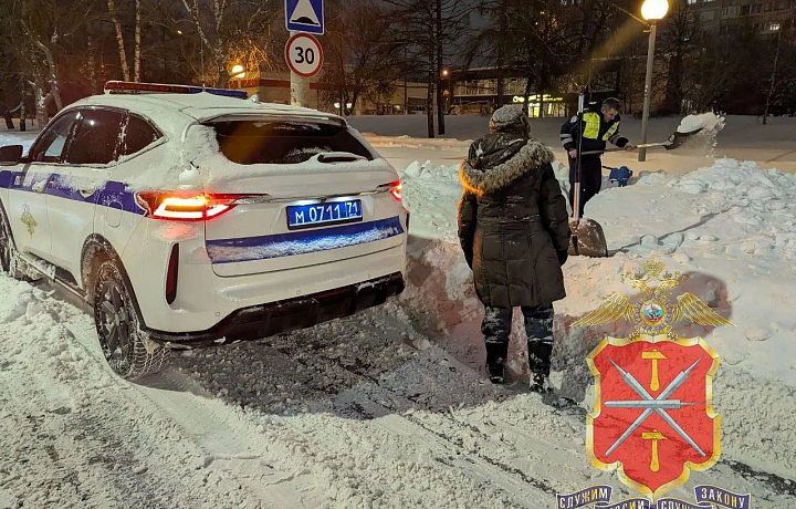 Инспекторы ДПС в Туле расчистили дорожку к колонке для пенсионерки