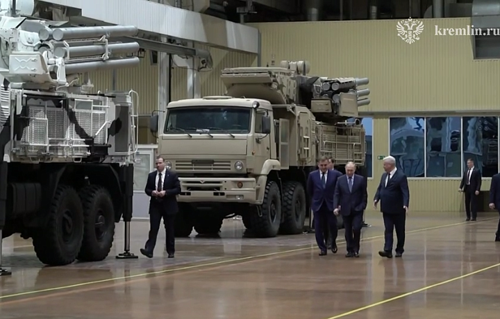 Владимир Путин осмотрел сборочные цеха тяжелых машин и легкобронированной техники на тульском КБП