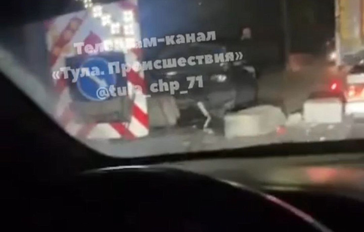 На Зеленстрое в Туле автомобиль каршеринга врезался в бетонное ограждение