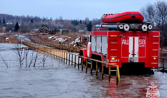 Из-за подтопленного моста тульские спасатели помогли врачам оказать помощь пенсионеру