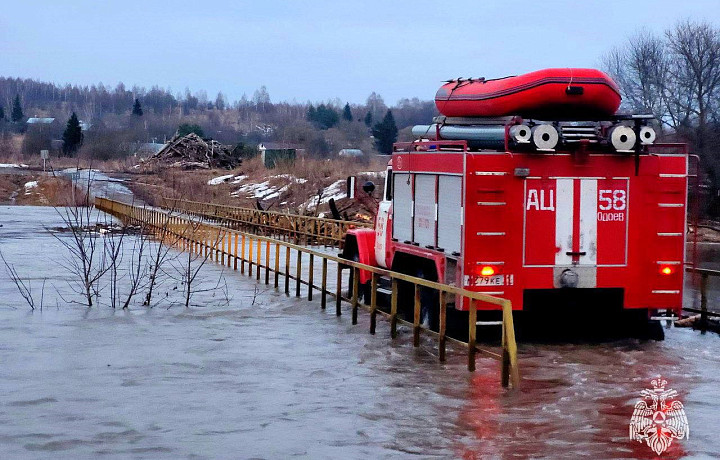Из-за подтопленного моста тульские спасатели помогли врачам оказать помощь пенсионеру