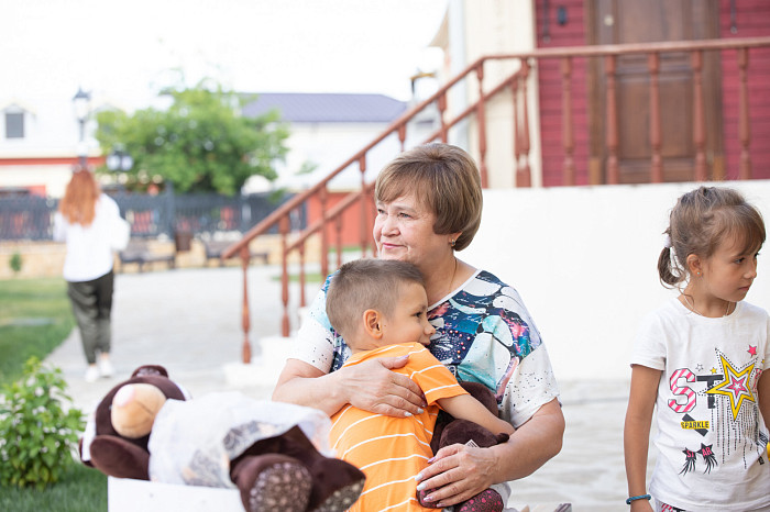 Ни один детский дом не заменит семью – в Туле прошла трогательная встреча детей-сирот с приемными родителями