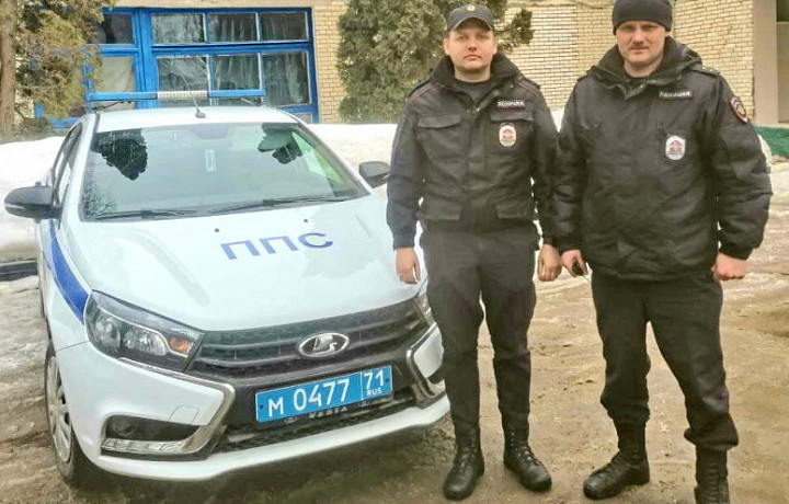 Тульские полицейские спасли пенсионера на пожаре