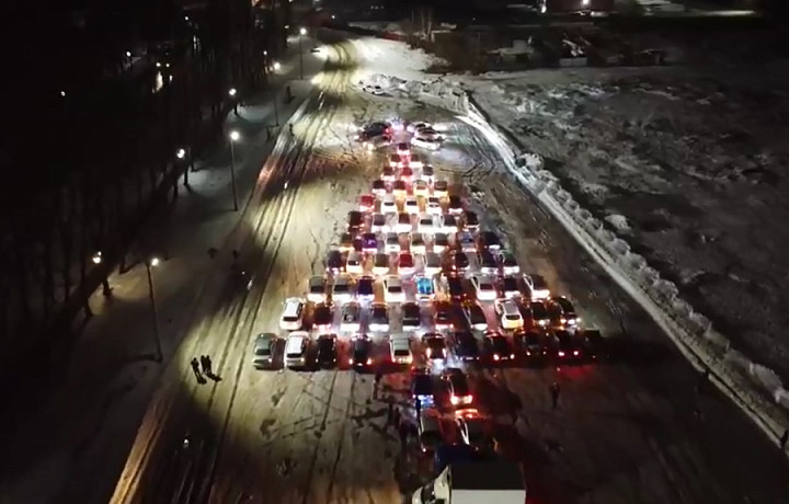 79 машин в Туле выстроились в автоелку за два часа