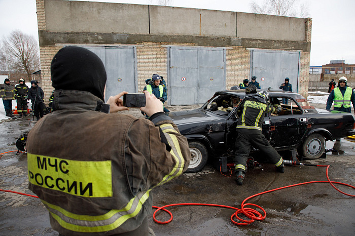 В Туле прошли соревнования среди спасателей по ликвидации последствий ДТП