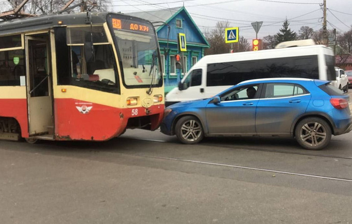 На улице Оборонной в Туле произошло ДТП с трамваем и легковушкой